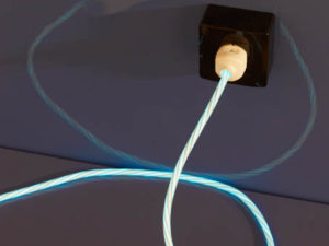 Visual Voltage: Power Aware Cord Das Kabel Power Aware Cord zeigt den aktuellen Energieverbrauch der angeschlossenen Geräte über Lichtimpulse, -fluss und -intensität an.