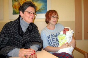 Der erste Familienbildungsgutschein von Bezirksbürgermeisterin Dagmar Pohle