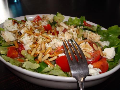 Heute in der Salatschüssel: Blätter, Gurken, Tomaten, Käsekrümel und Kerne