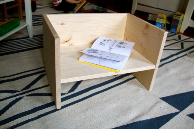 Berliner Hocker: 10 Euro, 10 Schrauben, 10 Minuten (Hartz IV Möbel @ http://www.hartzivmoebel.de) Berliner Hocker: 10 Euro, 10 Schrauben, 10 Minuten (Hartz IV Möbel @ http://www.hartzivmoebel.de)
