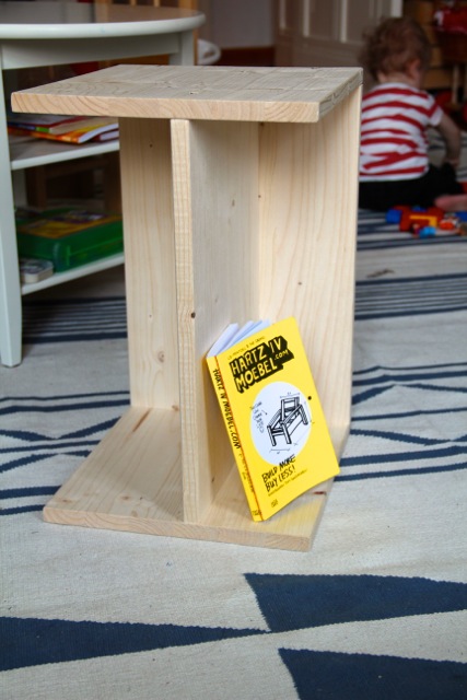 Berliner Hocker: 10 Euro, 10 Schrauben, 10 Minuten (Hartz IV Möbel @ http://www.hartzivmoebel.de) Berliner Hocker: 10 Euro, 10 Schrauben, 10 Minuten (Hartz IV Möbel @ http://www.hartzivmoebel.de)