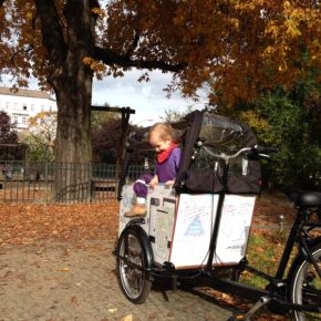 Auf Tour mit dem Babboe Lastenrad: Hier am Petersburger Platz in Berlin-Friedrichshain